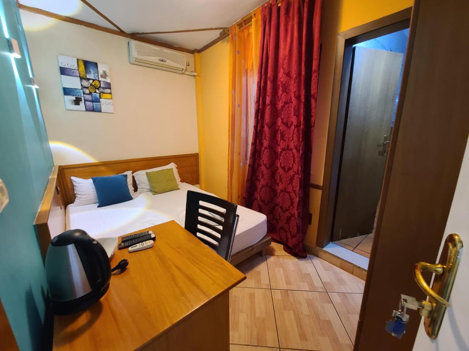 Quick Stop Hotel Тирана Экстерьер фото